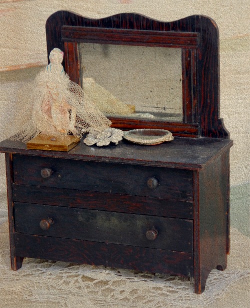 miniature-dresser_lucketts