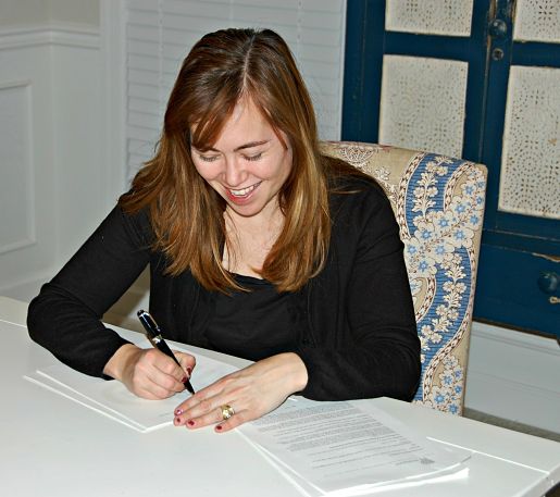Missing Link_Signing the contract