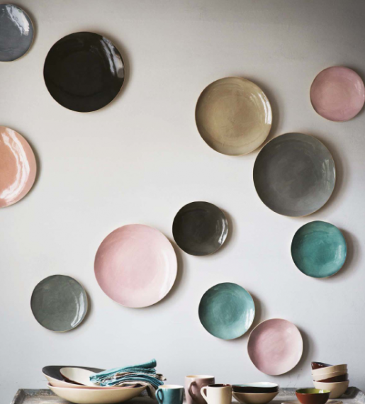Gallery wall plate collection, photo credit: 79 Ideas